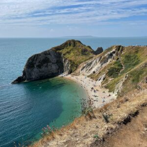Beginning to understand why people rave about the Dorset coastline #jurassiccoast #durdledoor 🏖🦕