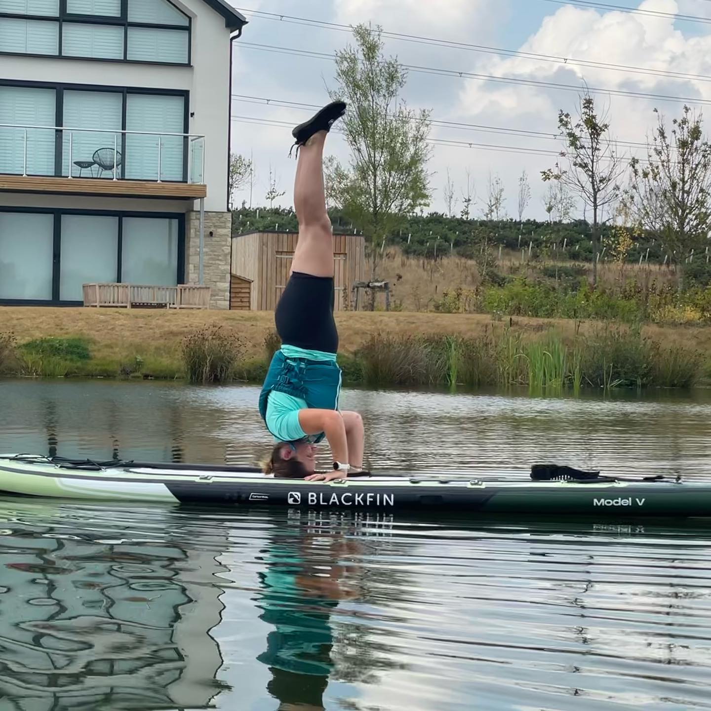 Afternoon paddle whilst documenting @rachelflisher and her SUP yoga (with outtakes!) 🚣‍♀️🧘‍♀️